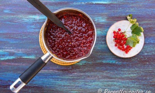 Vinbärschutney kokt med kryddor i kastrull