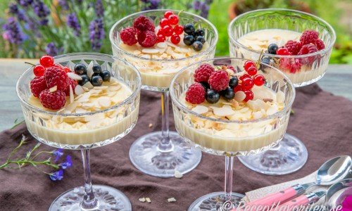 Gräddig pannacotta med fläder och vit choklad i dessertglas. 