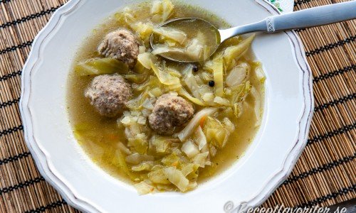 Vitkålssoppa med frikadeller är en slags soppa med smakrik vitkål och köttbullar. 