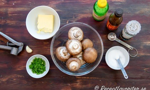 Vitlök, smör, persilja, skogschampinjoner, citron, worcestershiresås, salt och peppar. 