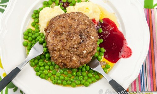 Wallenbergare med gröna ärtor, potatismos, lingon och skirat smör. 