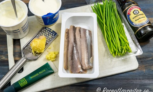 Ingredienser till wasabisillen: wasabi, gräddfil, crème fraiche, färsk ingefära, 5-minuterssill, gräslök och japansk soja. 