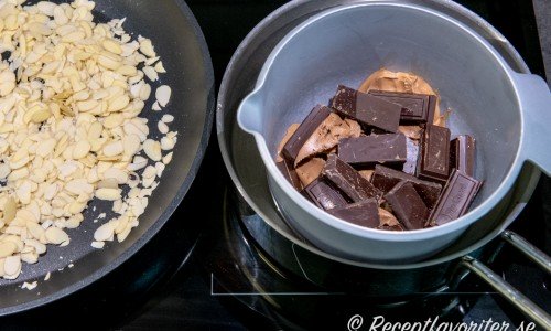 Rosta flagad mandel i en panna. Smält choklad och nougat i vattenbad. 