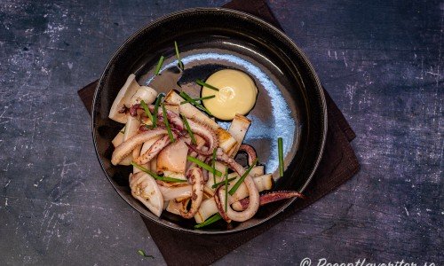 Yaki Ika grillad eller halstrad bläckfisk serverad med ponzu och japansk majonnäs. 