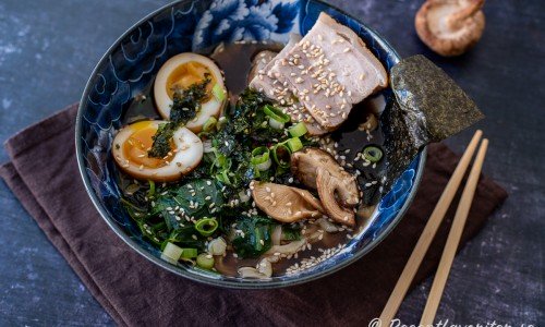 Yakibuta ramen med sidfläsk och soppa på buljongen serverad med sojamarinerade ägg, shiitake och grönsaker. 