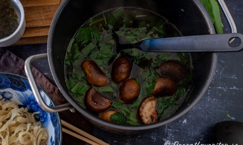 Fläskbuljongen kokas med shiitake svamp, ramslök och kirskålen. 