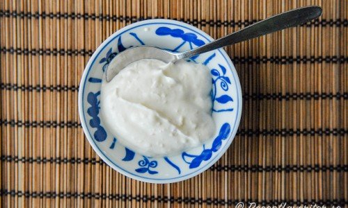 Yoghurtsås med ingefära i skål