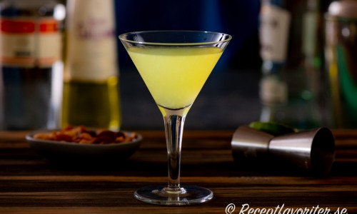 En drink med ljus rom, Galliano (örtlikör), Triple sec (apelsinlikör) och limejuice.