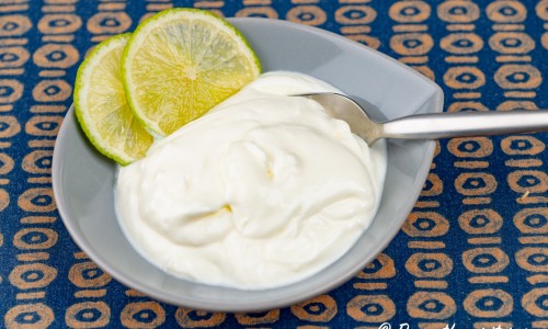 Yoghurtsås smaksatt med lime och vitlök i skål