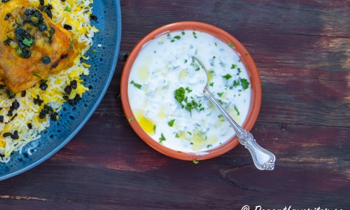 Yoghurtsås med persilja i skål