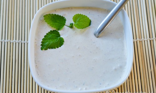 En kall yoghurtsås smaksatt med tandoori-krydda är gott till kycklingspetten. 