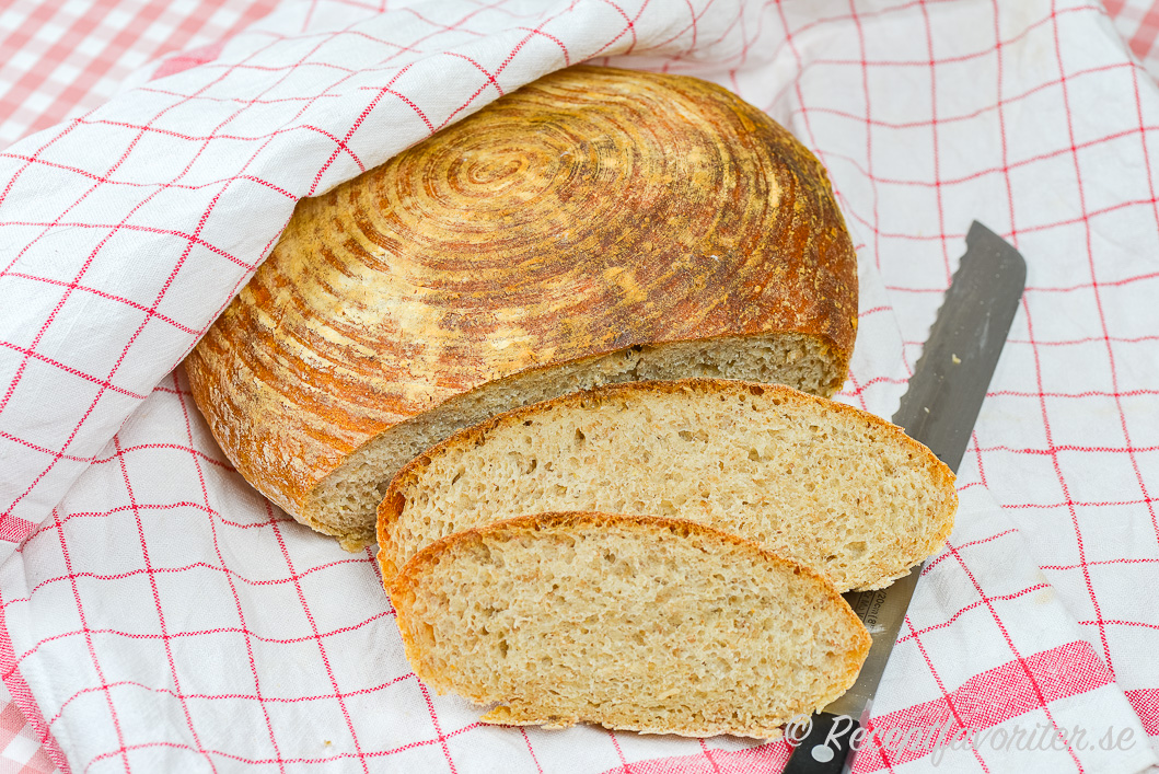 Bröd bakat med färdig rågsurdeg skivat på handduk. 