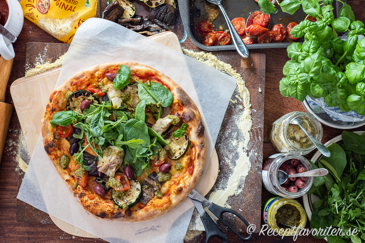 På vegansk pizza är det gott med massor av grönt som grillade, marinerade och inlagda grönsaker, gröna blad, örter och såser som vegan pesto med mera. 