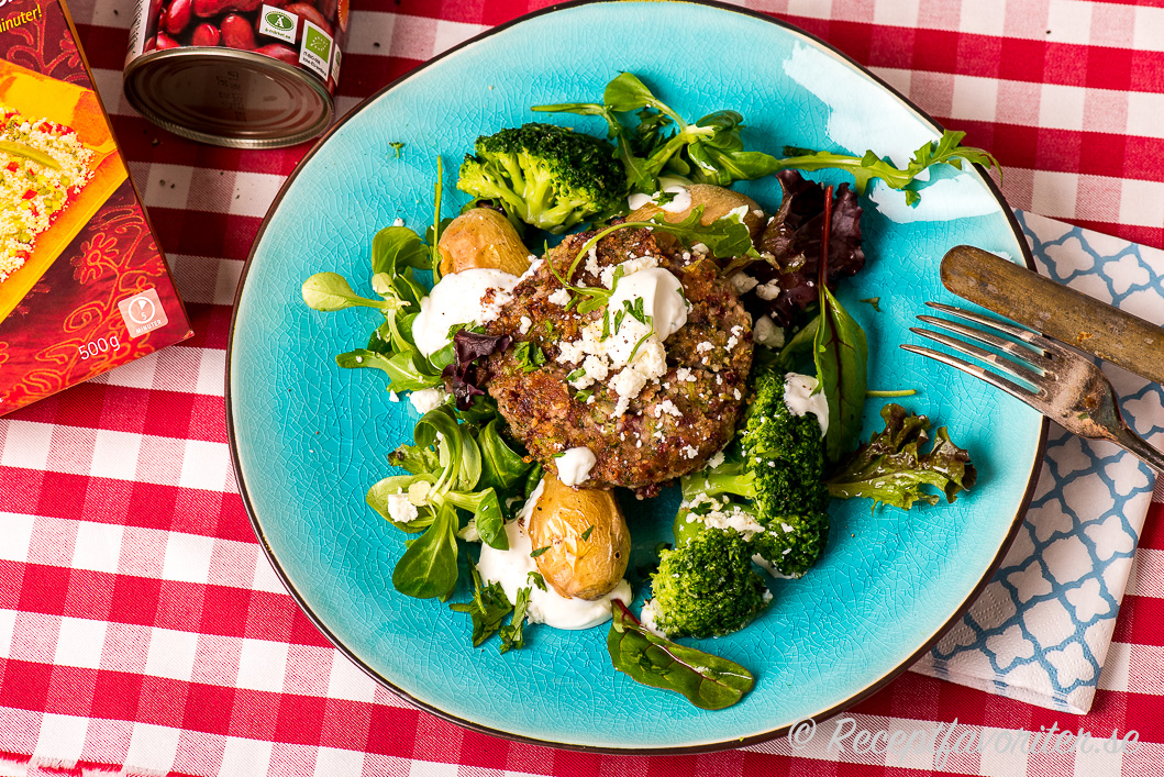 Couscous och röda bönor ger matiga biffar med gott om protein och energi. 
