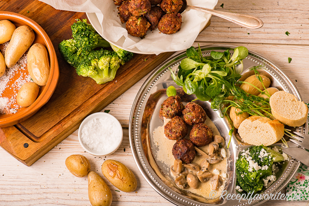 Vegobullar eller grönsaksbullar av mixad broccoli, bönor, fetaost, couscous, lök, vitlök och ströbröd. 