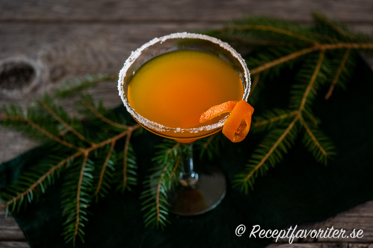 Vodka margarita får djup orange färg av saffran och smaker som passar till advent, jul eller vinter. 