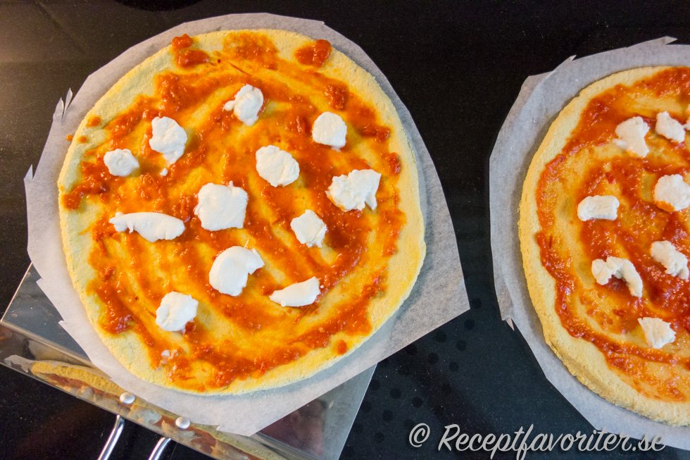 Grunden till pizza med mozzarella och tomatsås