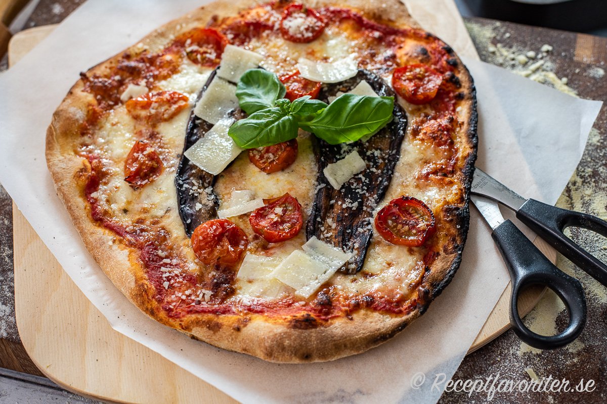 Ugnsrostade tomater på pizza - tomaterna är goda till mycket som till sallad, grönsakstillbehör, i focaccia eller i pasta med mera. 