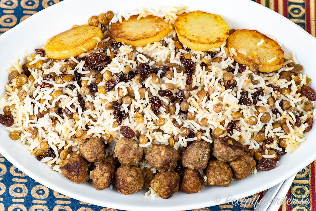 En persisk variant på köttbullar serverade med ris på fat