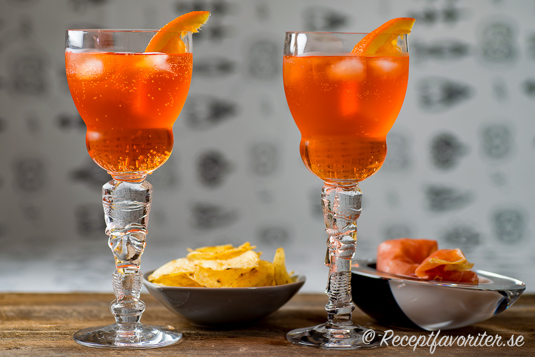 Aperol, prosecco och sodavatten blandad till spritzer Aperol, prosecco och sodavatten blandad till spritzer