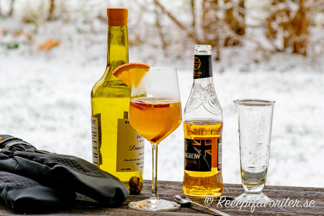 Drink med cider och calvados i glas Drink med cider och calvados i glas