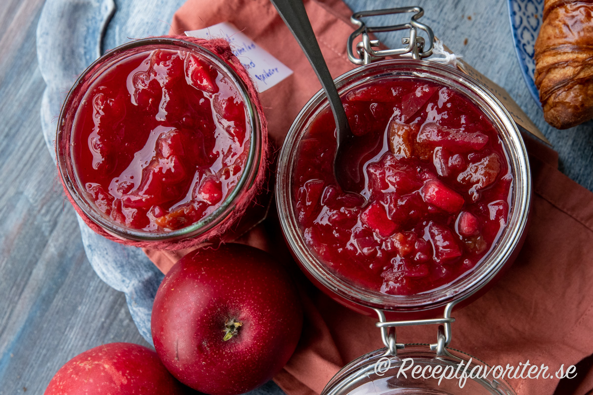 Marmeladen får en djupt röd och vacker färg av röda Rosette-äpplen. 