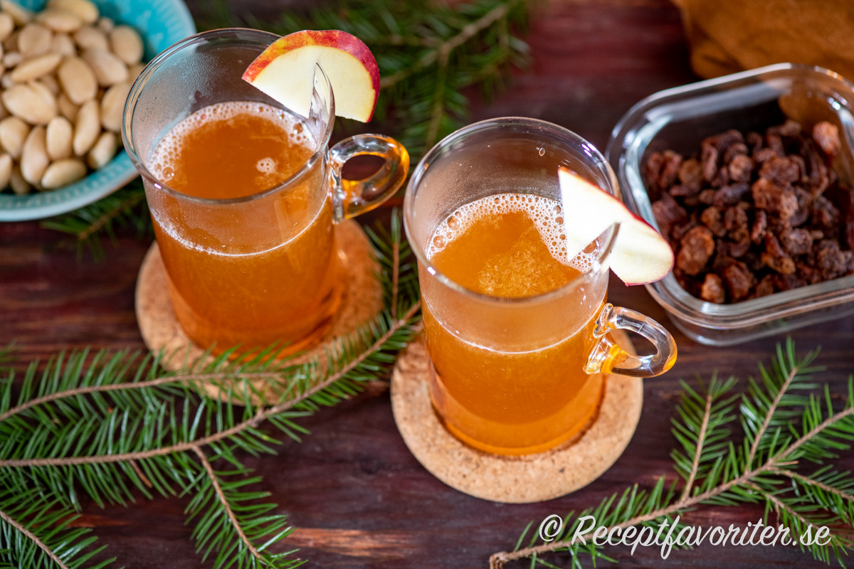 Varm äppelmust kan serveras till julmys likt glögg med mandlar och russin. 
