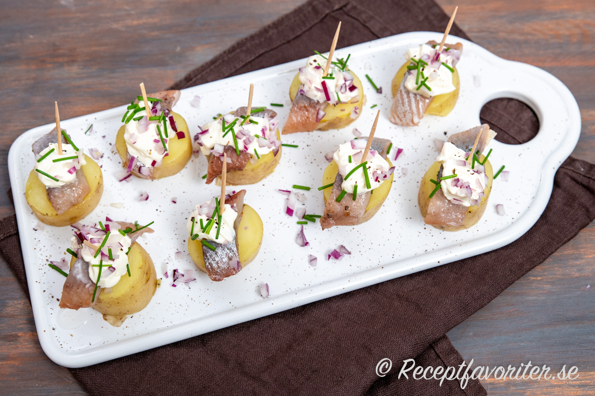 Kokt fin potatis med salt smakrik matjessill, krämig crème fraiche och söt aromatisk rödlök samt frisk gräslök. Kokt fin potatis med salt smakrik matjessill, krämig crème fraiche och söt aromatisk rödlök samt frisk gräslök.
