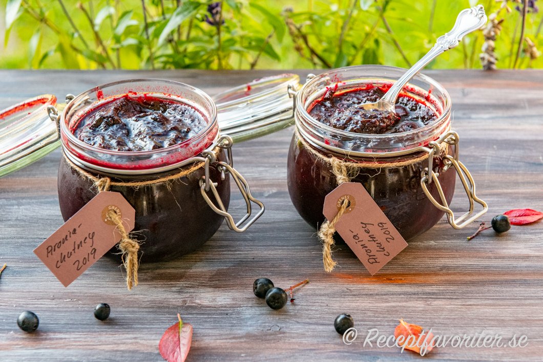 Hemkokt chutney med aroniabär och äpple i burkar Hemkokt chutney med aroniabär och äpple i burkar