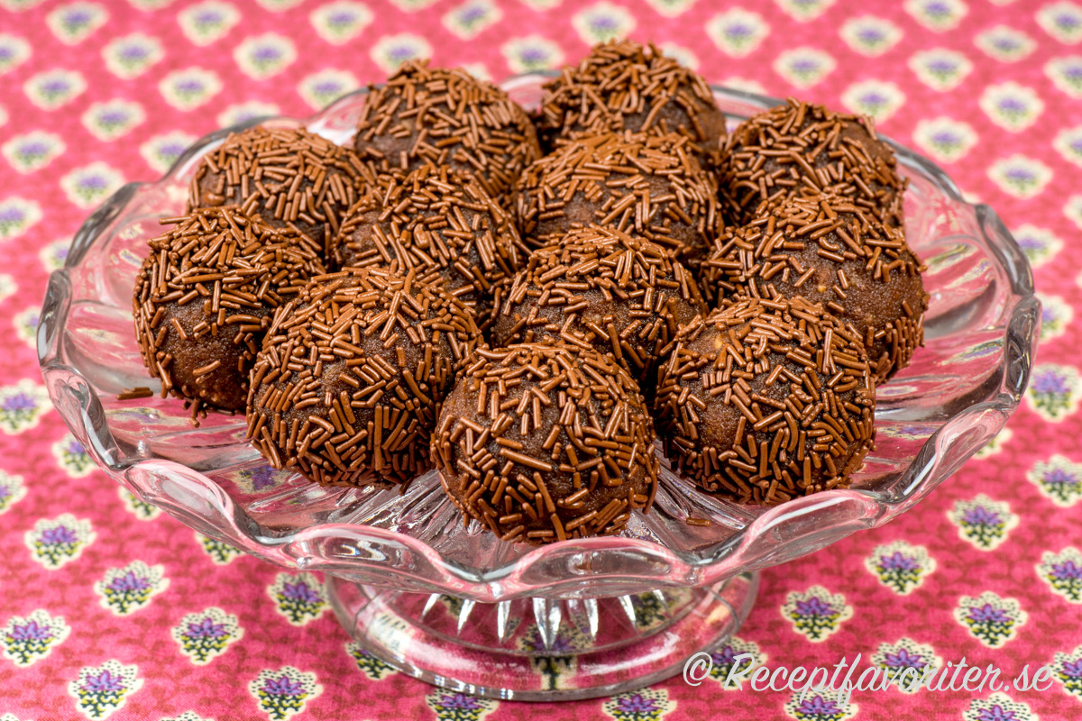 Gör egna arraksbollar och rulla i chokladströssel. Gör egna arraksbollar och rulla i chokladströssel.