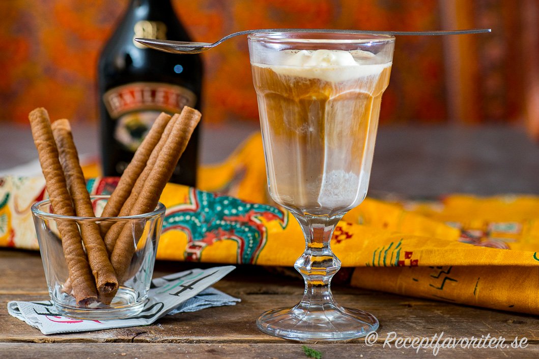 Ett glas med kaffe, Baileys och glass serverat med glassrån Ett glas med kaffe, Baileys och glass serverat med glassrån