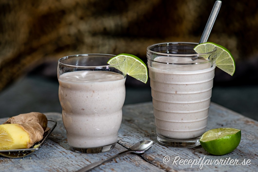 Banan och kokossmoothie med lime och ingefära i glas Banan och kokossmoothie med lime och ingefära i glas