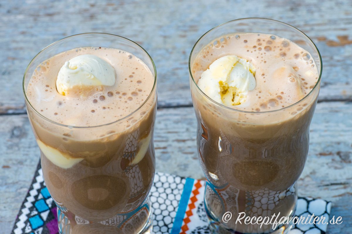 Milkshake med mixad banan och kaffe toppad med vaniljglass. Milkshake med mixad banan och kaffe toppad med vaniljglass.