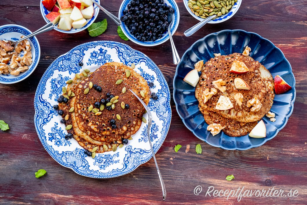 Bananpannkakor med mosad banan och ägg serverade med tillbehör Bananpannkakor med mosad banan och ägg serverade med tillbehör