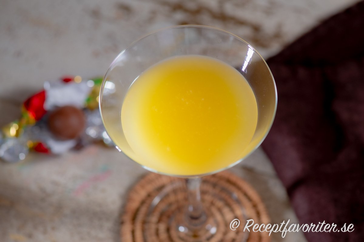 Bee´s knees är en av många klassiska cocktails som är utvald av IBA - International Bartenders Association - som man kan tävla med i World Cocktail Competition i bartending. Bee´s knees är en av många klassiska cocktails som är utvald av IBA - International Bartenders Association - som man kan tävla med i World Cocktail Competition i bartending.