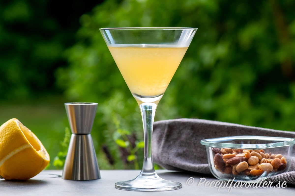 Between the Sheets cocktail i martiniglas serverad med nötter. Between the Sheets cocktail i martiniglas serverad med nötter.