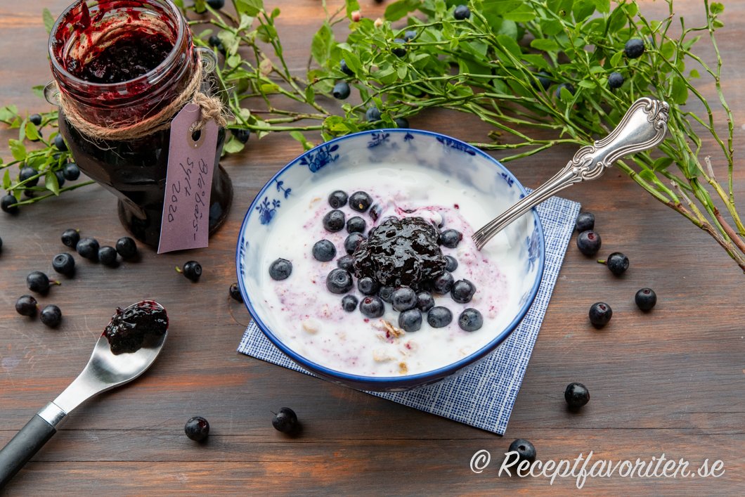 Blåbärssylten blandad med yoghurt och lite färska blåbär för hemgjord blåbärsyoghurt. 