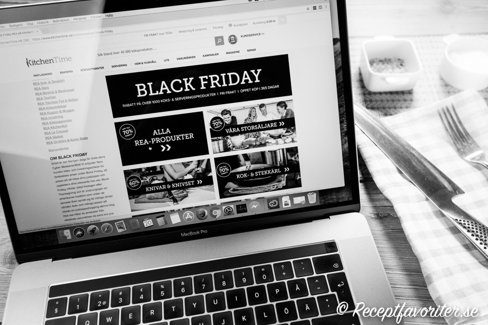 Black Friday rea kök Bild på dator som handlar i köksaffär på Black Friday rean