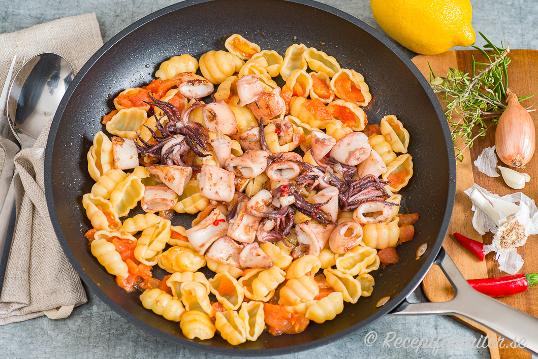 Pasta med bläckfisk, tomat, lök, vitlök, timjan och citron i panna Pasta med bläckfisk, tomat, lök, vitlök, timjan och citron i panna