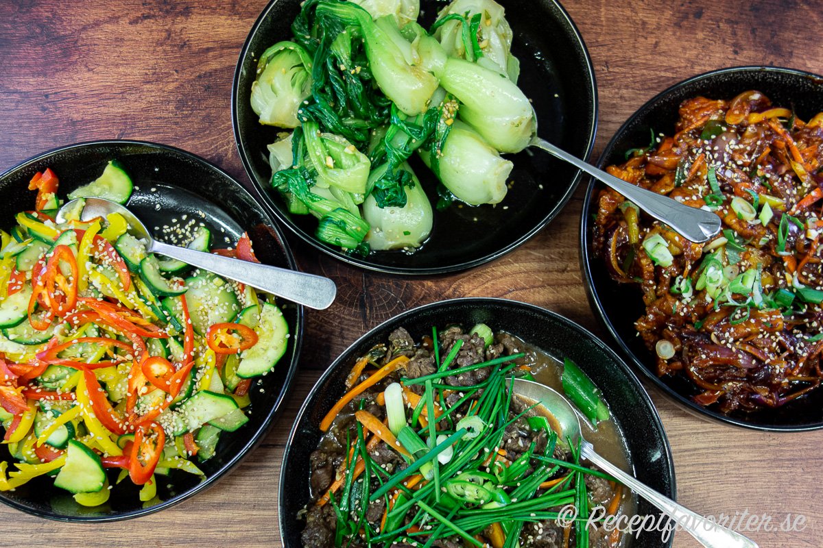 Bok choy serverad som namul - en grönsaksrätt - tillsammans med frästa grönsaker, fläsk i gochujang och bulgogi biff. 