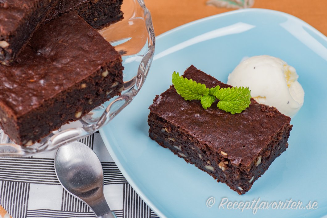 Brownies serverade som dessert med glass och citronmeliss