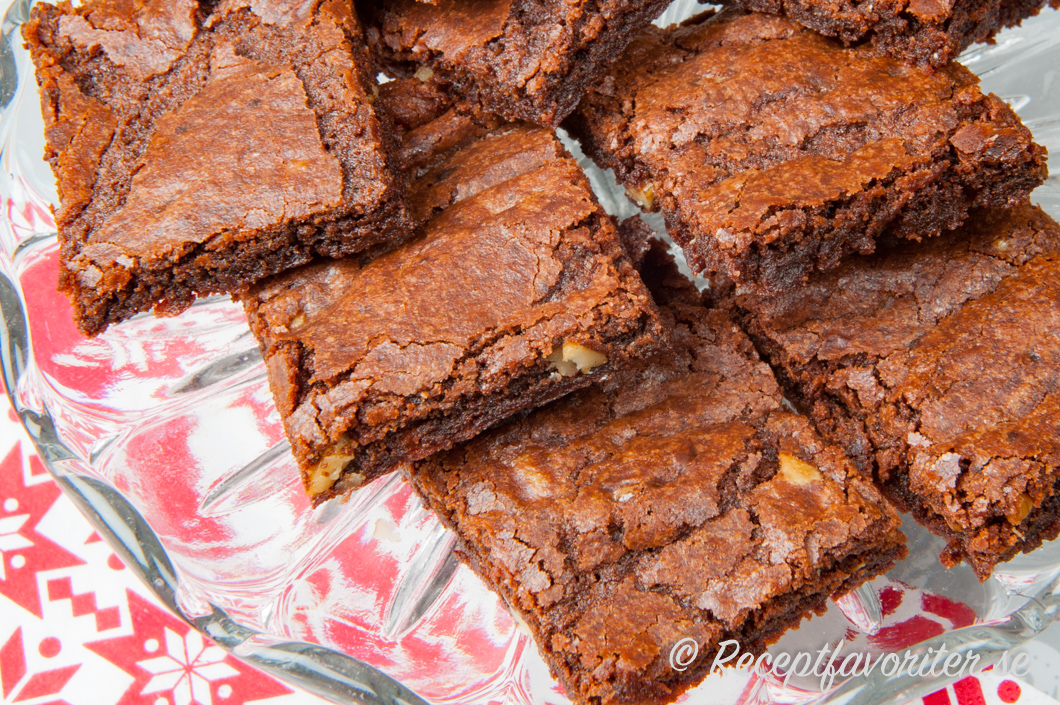 Brownies eller amerikanska chokladrutor på fat