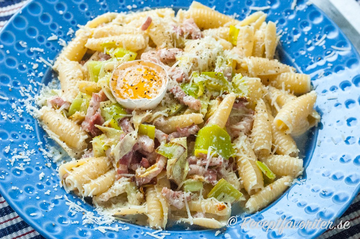En variant på pasta carbonara med purjolök En variant på pasta carbonara med purjolök