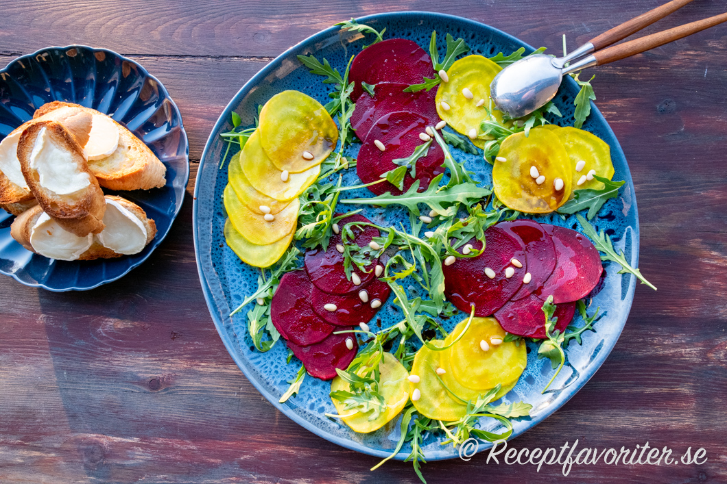 Röd- och gulbetscarpaccio serverat med getostbröd Röd- och gulbetscarpaccio serverat med getostbröd