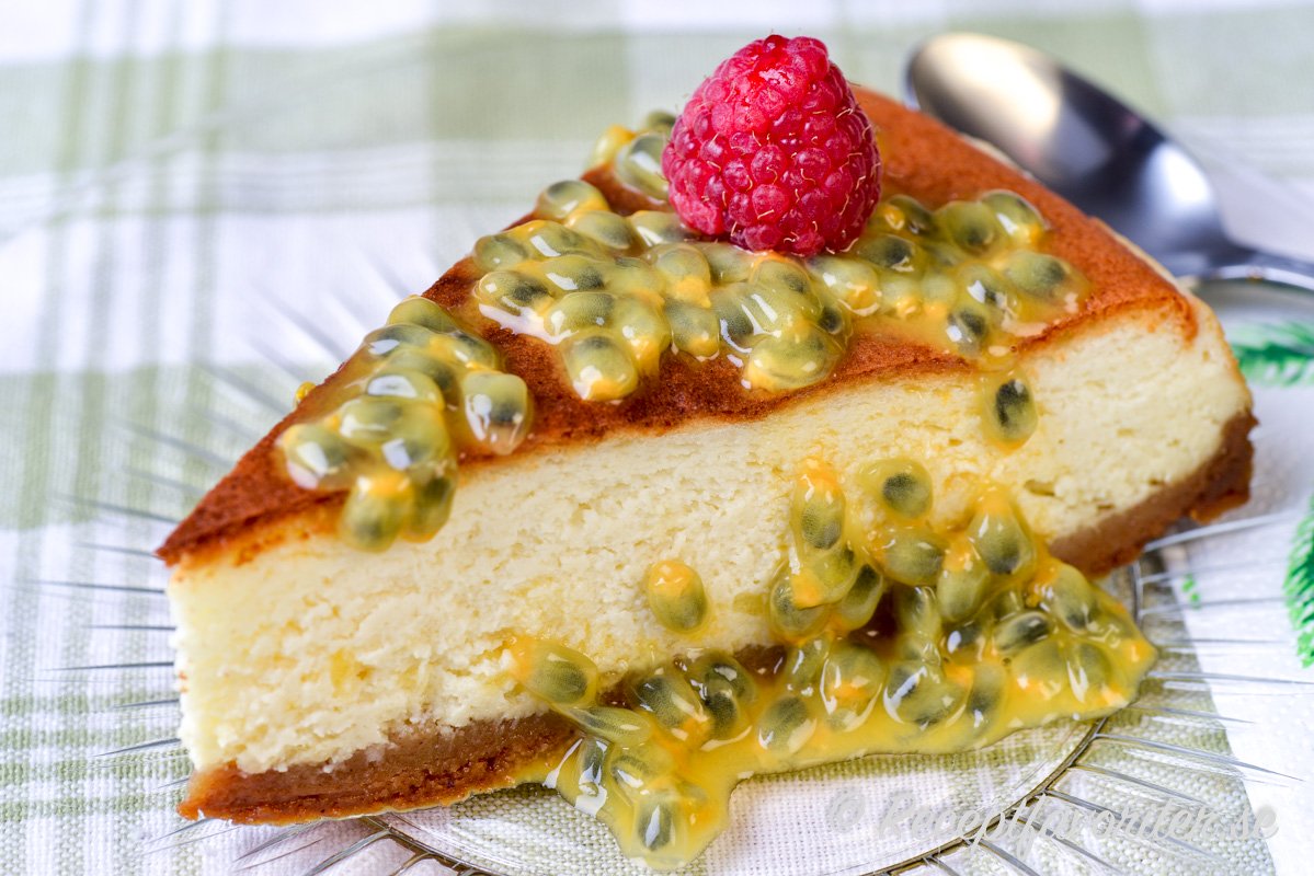 Den bakade varianter av cheesecake med pepparkaksbotten garnerad med passionsfrukt och hallon. 