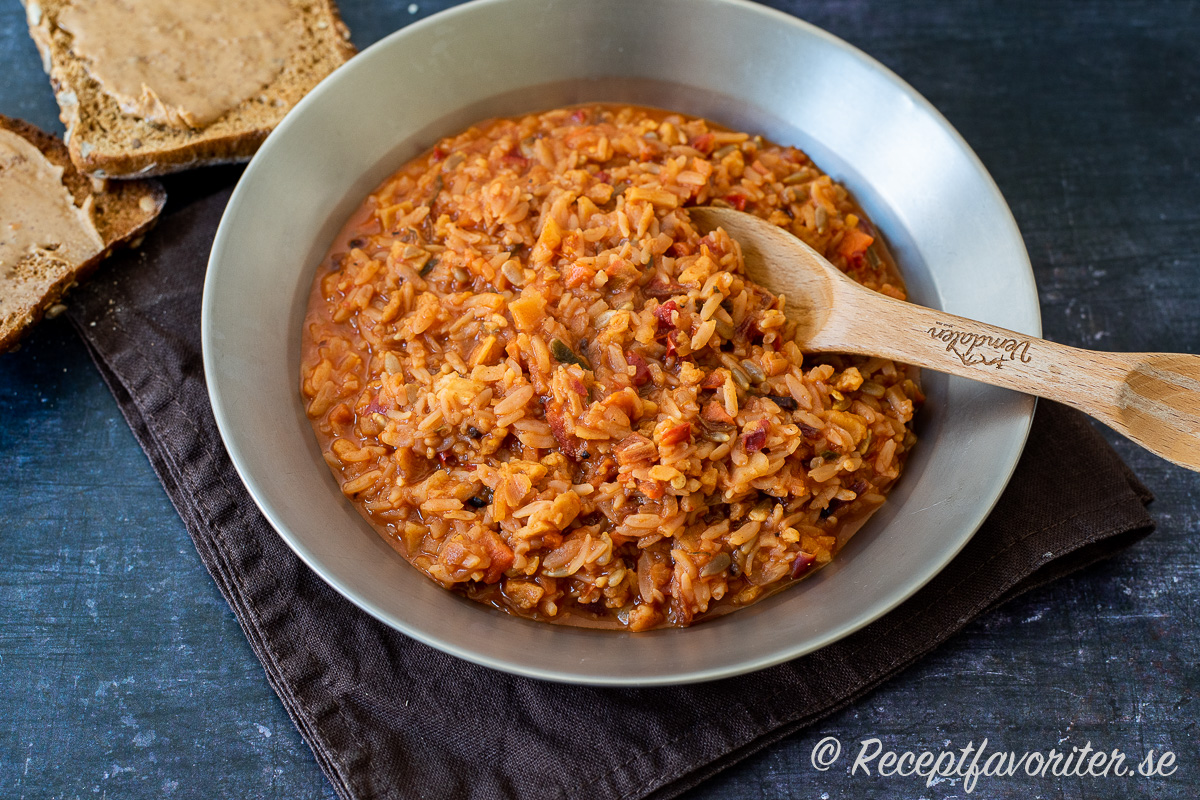 Chili sin Carne är en variant på Chili con Carne med torkad sojafärs som protein vilket funkar utmärkt att ta med som turmat då det har låg vikt och lång hållbarhet. Chili sin Carne är en variant på Chili con Carne med torkad sojafärs som protein vilket funkar utmärkt att ta med som turmat då det har låg vikt och lång hållbarhet.