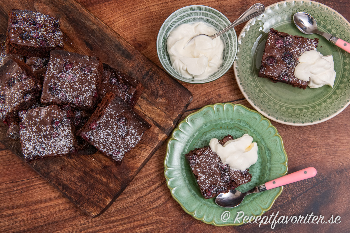 Chokladkakan kan serveras i rutor med lättvispad grädde, glass eller som de är. Chokladkakan kan serveras i rutor med lättvispad grädde, glass eller som de är.