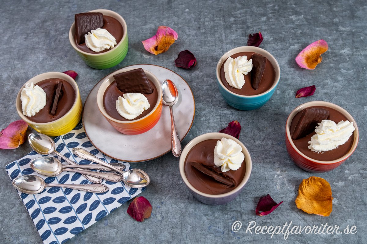 Chokladpudding i formar serverade med vispad grädde och After Eight mintchoklad. 
