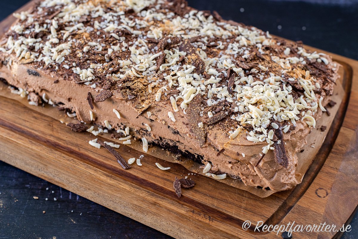 Chokladtårta med massor av smak av choklad i tårtbotten, grädde och garnering kombinerat med kolasås.  