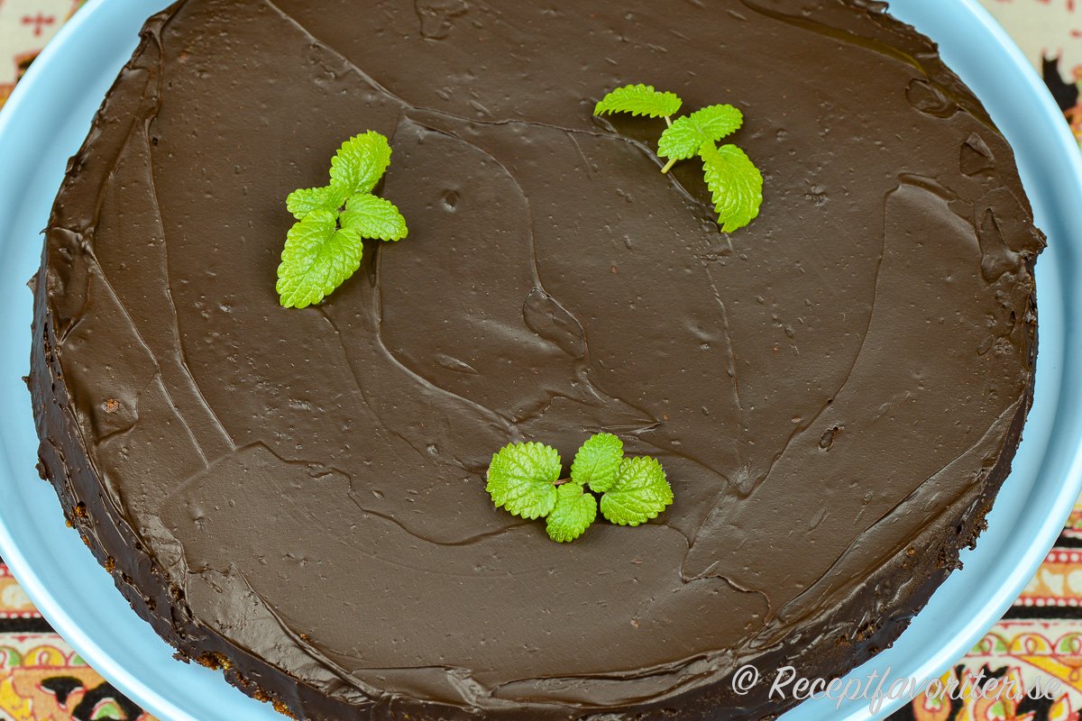 Uppskattar du fin god choklad och äkta råvaror så är denna chokladtårta för dig. Enkel men lyxig med riktig choklad i kaka, fyllning och glasyr. 